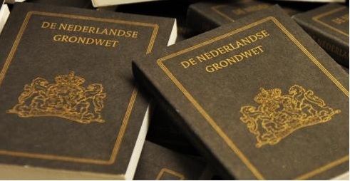 Nederland leeft voort, maar zijn Grondwet staat stil